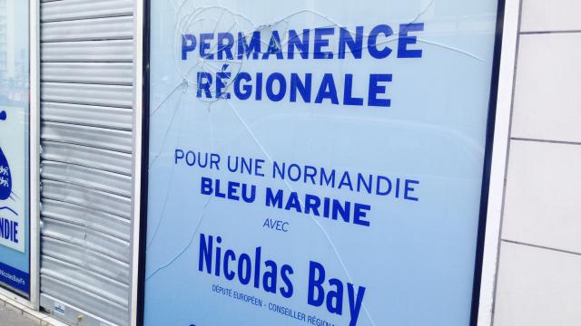 la-vitrine-du-front-national-de-nouveau-vandalisee-caen
